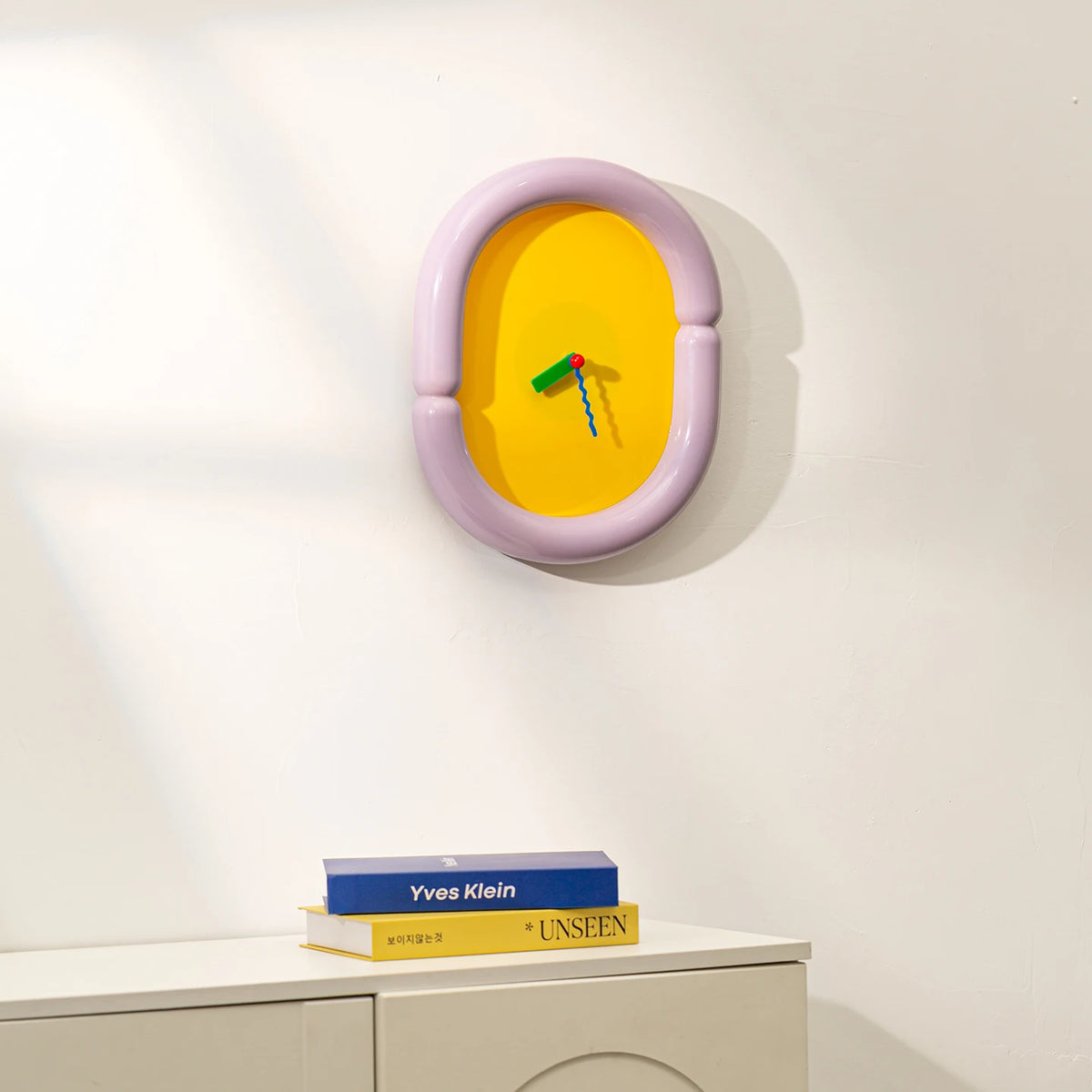 horloge murale moderne minimaliste rouge jaune bleu clair rose simple ornement 36x30cm acrylique