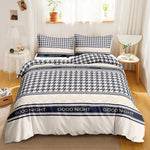 Détail du motif ethnique de la housse de couette bleu foncé