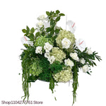 décoration mariage arrangement floral roses blanches hortensias verts anthuriums feuillage dense élégant romantiqueextérieur