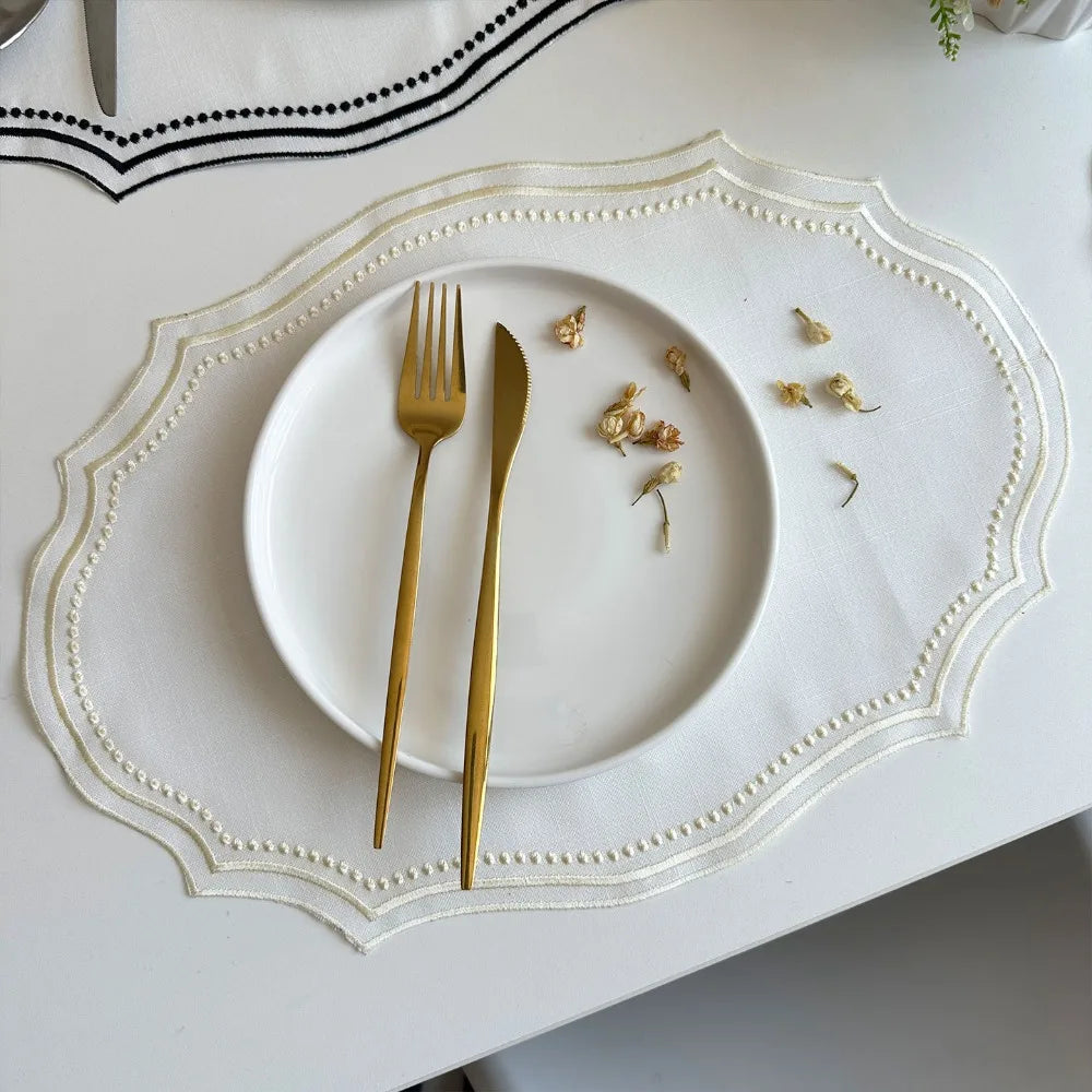 assiettes blanches bordure noire points dorés classiques set table decoration
