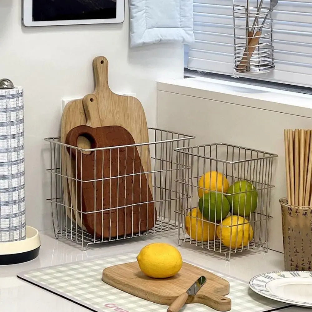 panier rangement argenté maille métallique moderne pieds courbés boites hermétiques livres planches découpe multifonction