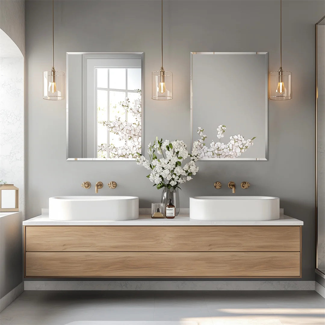 Une salle de bain moderne et épurée avec des meubles en bois clair, des vasques blanches, des miroirs élégants et un magnifique bouquet de fleurs blanches sur le plan de travail.