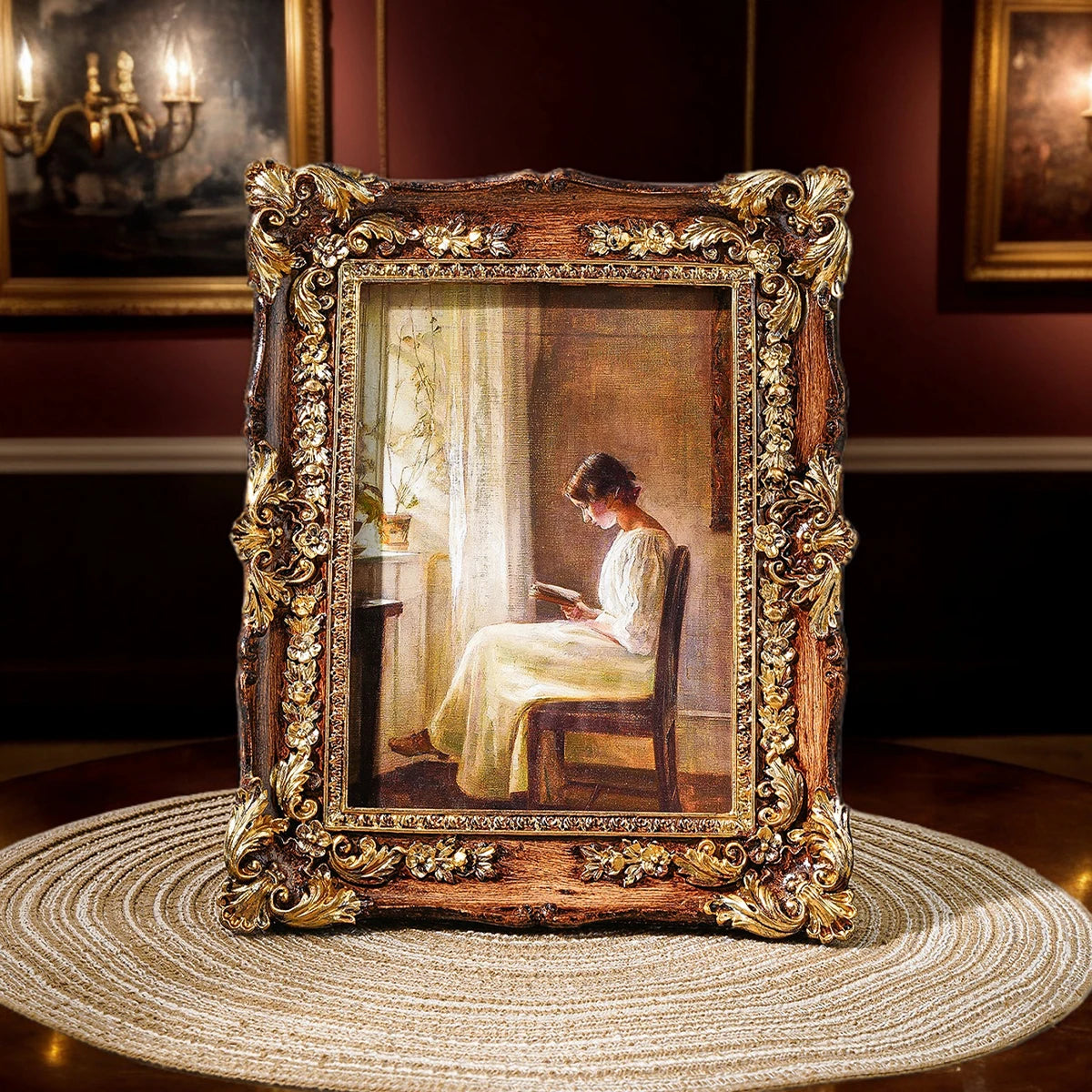 cadre photo or marron ornements dorés texture bois classique baroque support table
