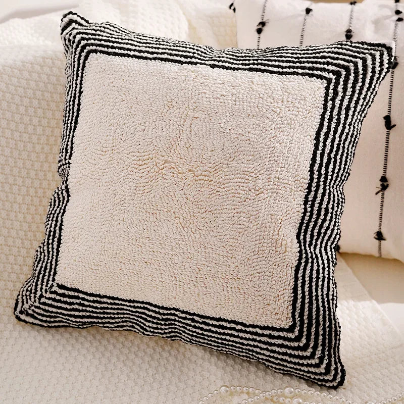 housse coussin décoration moderne motif géométrique brodé noir blanc pompons maison luxe