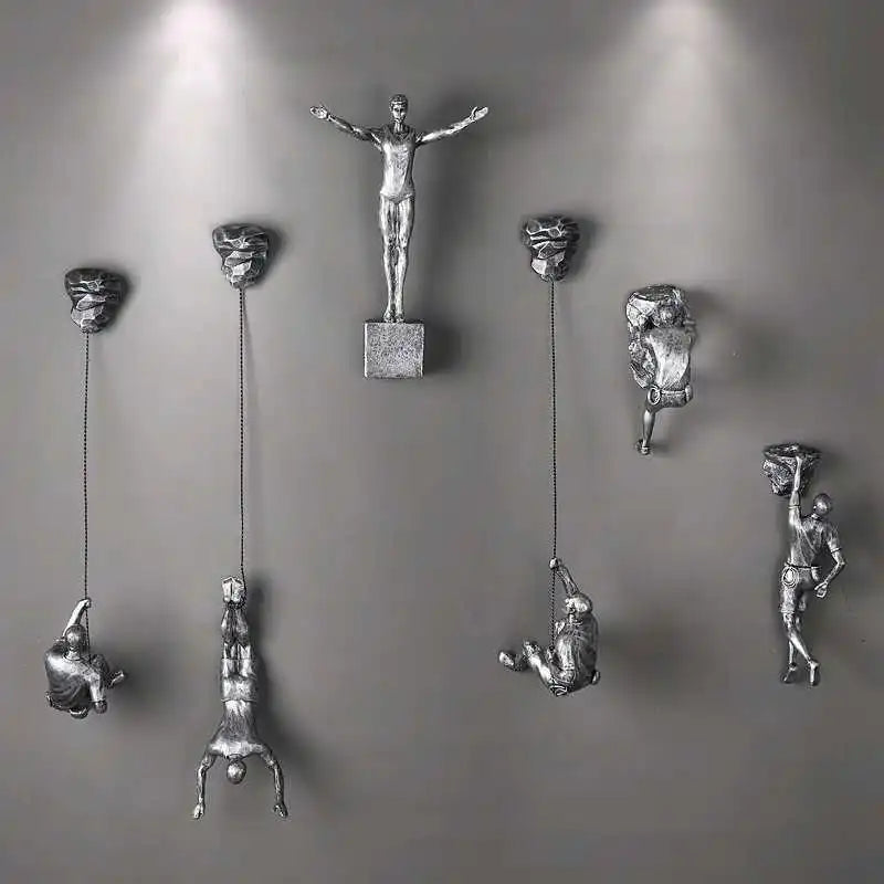 sculptures humaines suspendues argentées dorées art contemporain fixations fil suspension