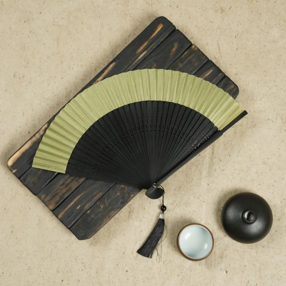 éventail traditionnel noir beige vert bleu rayures horizontales clips tassel bambou tissu opacité