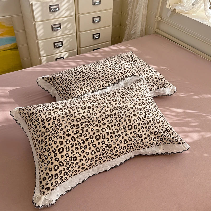 housse coussin léopard dentelle maison lit hospitalière polyester respectueux environnement classique romantique