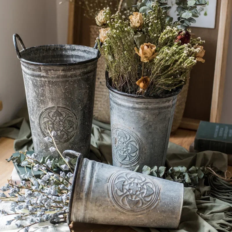 seau métal pot fleurs vintage gris poignées motifs circulaires plante séchéeintérieur