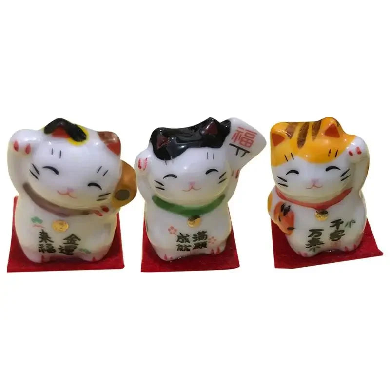 statuettes maneki neko chats motifs japonais yeux brillants socles rouges décoratives intérieur