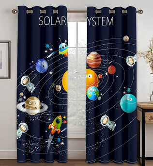 Une élégante paire de rideaux, fabriquée à partir de tissu de haute qualité, suspendue à une tringle à rideaux moderne, encadrant parfaitement un lustre contemporain en verre. Ces rideaux offrent une intimité optimale tout en laissant entrer une douce lumière naturelle, s'associant parfaitement avec le luminaire pour créer une ambiance chaleureuse et accueillante dans tout espace de vie ou de travail.
