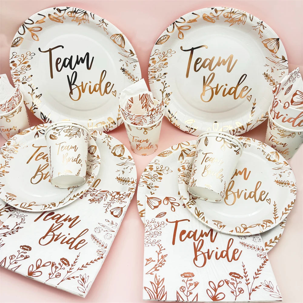 assiettes papier fleurs stylisées team bride serviettes mariage verres blanc doré festivesDecoration noces anniversaire