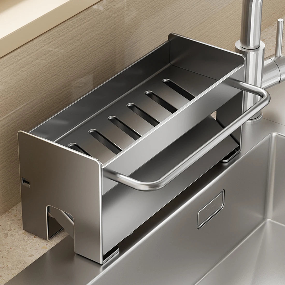organisateur évier drainage vaisselle argenté moderne serviettes éponges brosses flacons minimalistes