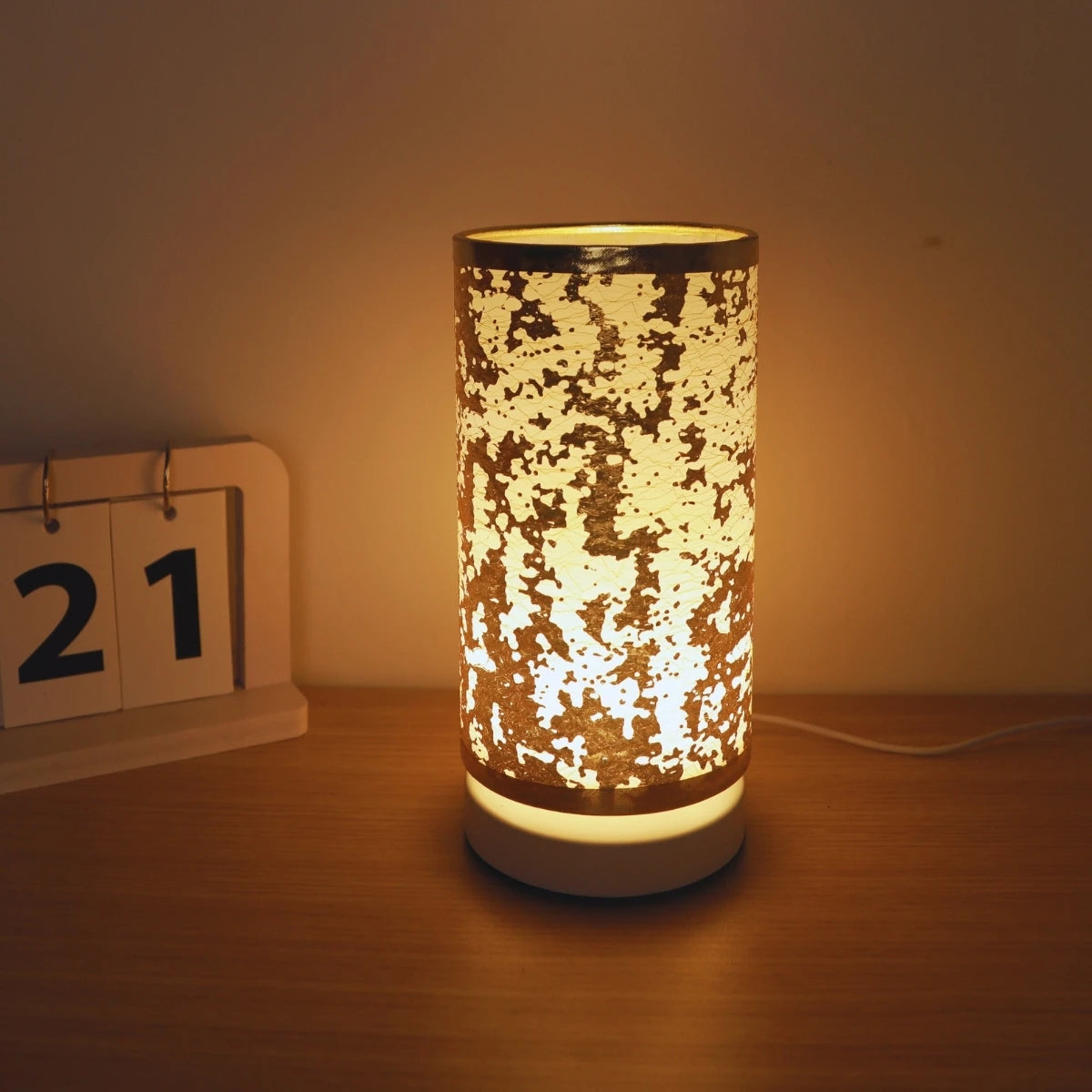 lampe table moderne blanc beige doré écolo flux lumineux géométrique adhésif textile certifications rohs