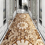 Tapis de couleur beige orné de motifs floraux sculptés en relief, créant une ambiance élégante et luxueuse dans ce couloir.