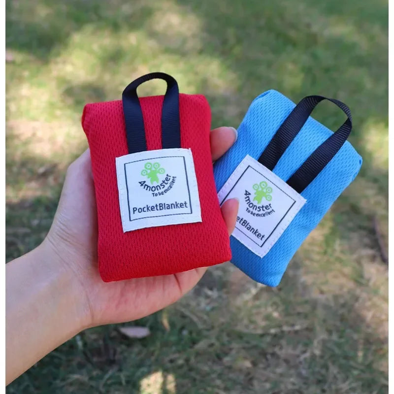 couverture poche rouge bleu pratique compacte imperméable pliante légère plage camping