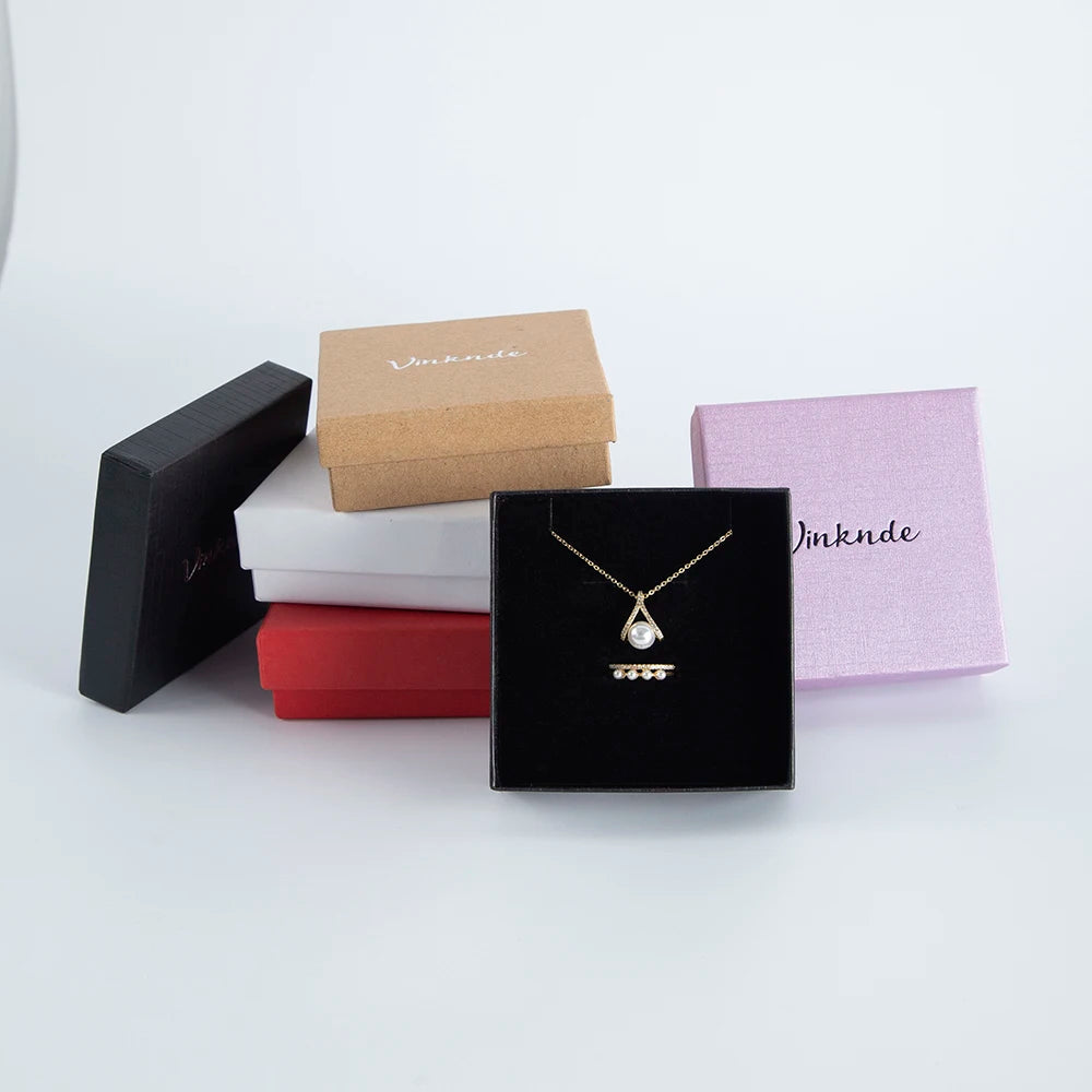 Boîte à bijoux ouverte avec des colliers et bracelets organisés