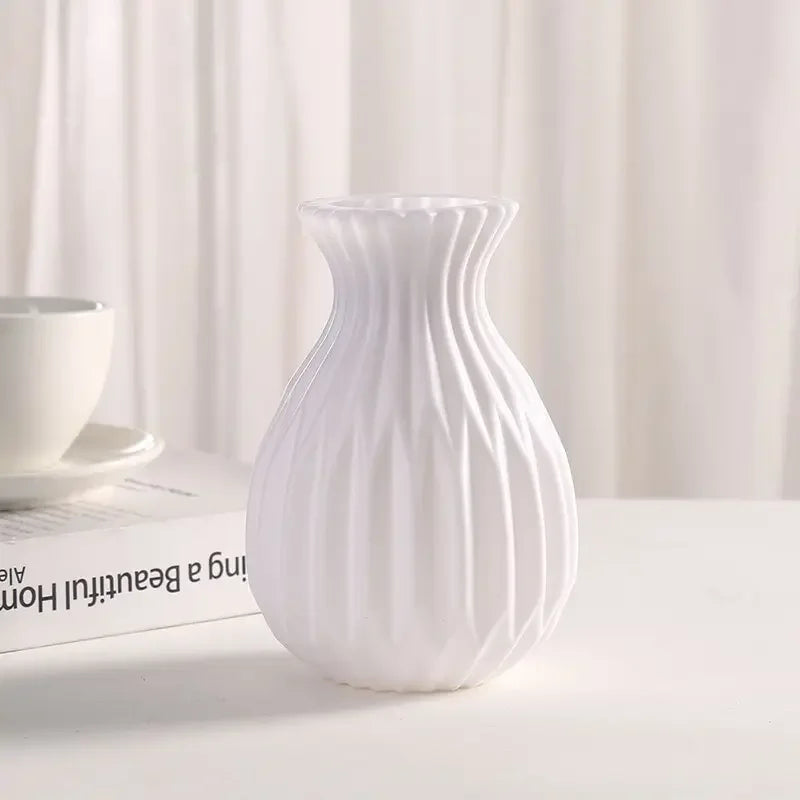 vase moderne plastique blanc canelures verticales décoration intérieure table fleurs artificielles minimaliste