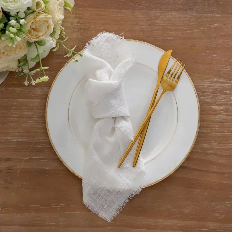 serviette table carrée orange franges moderne élégante fourchettes cuillères assiettesbranches séchées guirlande bougie parfumée