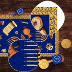 Cette image montre des éléments décoratifs et symboliques liés à la culture juive, notamment une étoile de David et des motifs traditionnels sur un fond bleu.