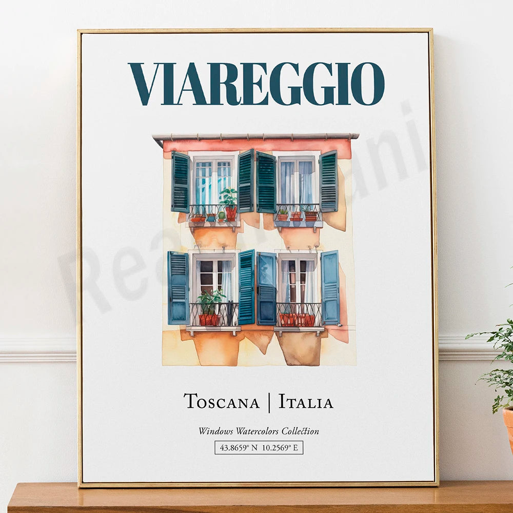 L'image montre un bâtiment traditionnel italien avec des volets verts et des plantes sur les balcons, dans un style aquarelle, avec le texte "Viareggio" et les coordonnées GPS de Toscane, Italie.