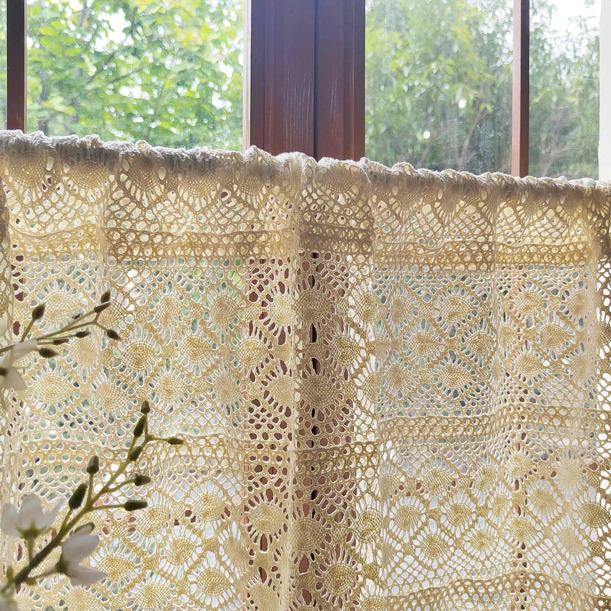 rideau semi transparent vintage motif floral crocheté beige clair fenêtre