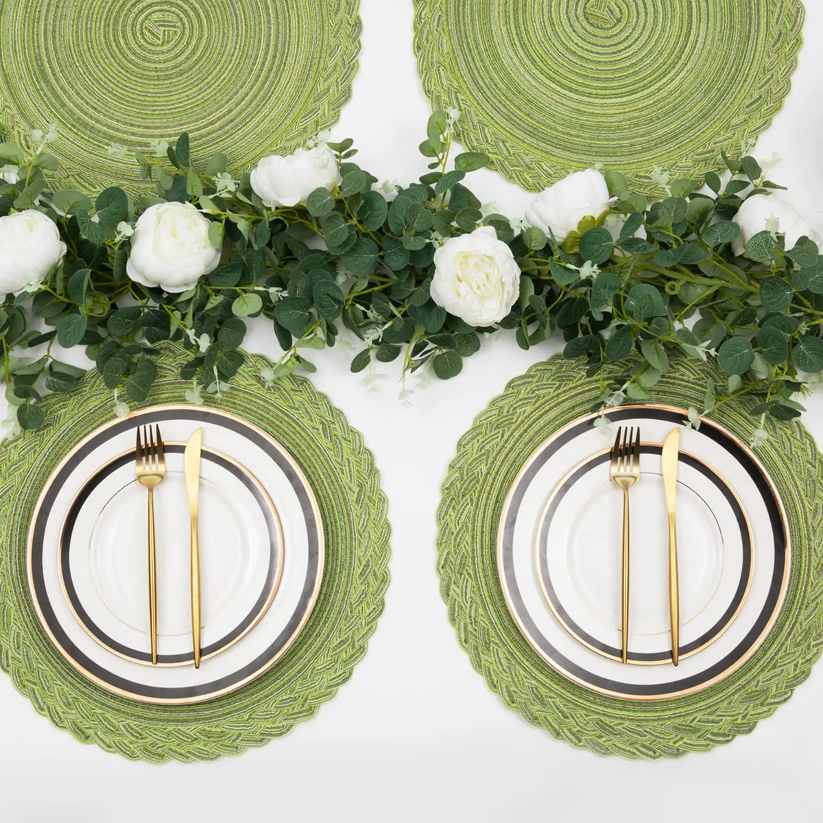 serviettes table rondes modernes vert clair tissées fils transparents respectueux environnement decoration table assises