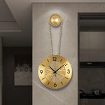 Horloge accrochée au mur d'un salon contemporain