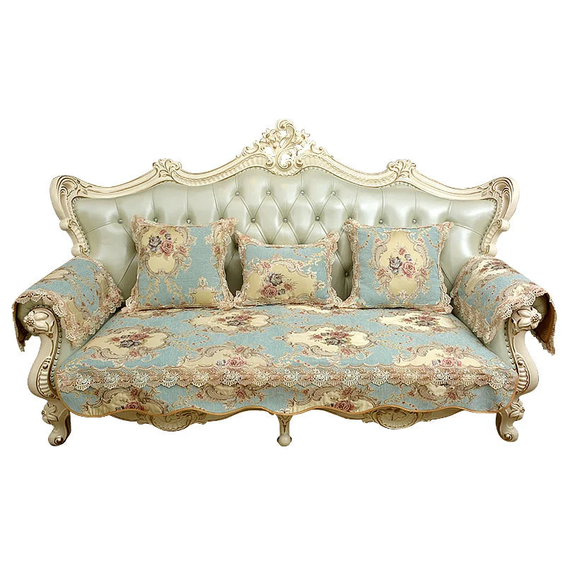 Un canapé luxueux et ornementé de style baroque, avec des coussins décoratifs et un rembourrage tufté, créant une atmosphère élégante et sophistiquée.