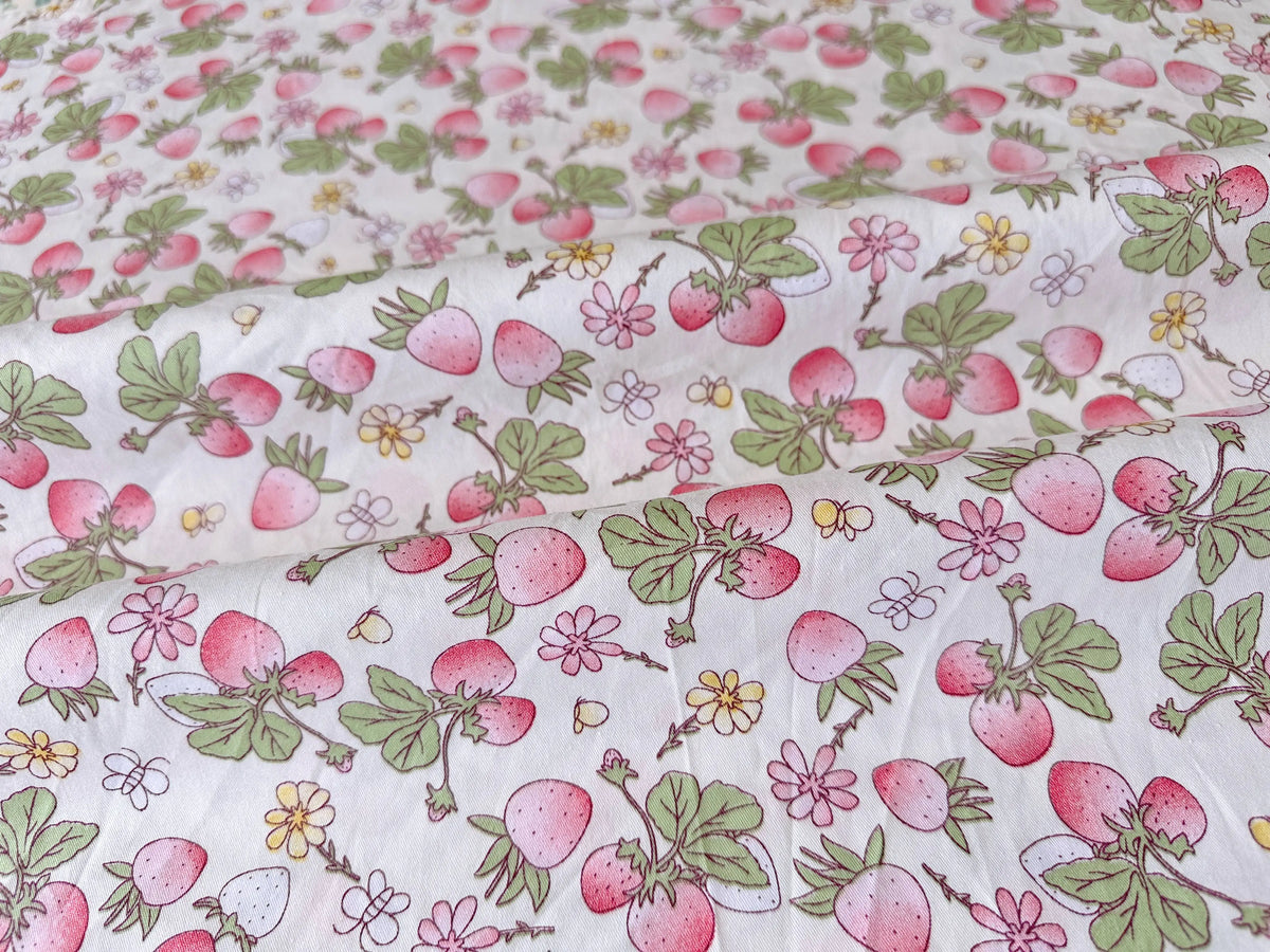 tissu coton imprimé fraises fleurs rouge vert blanc floral 160cm confection draps nappes rideaux