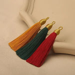 pompons colorés jaune vert rouge rose noirs anneau métallique décoration textile vêtement maison 8cm