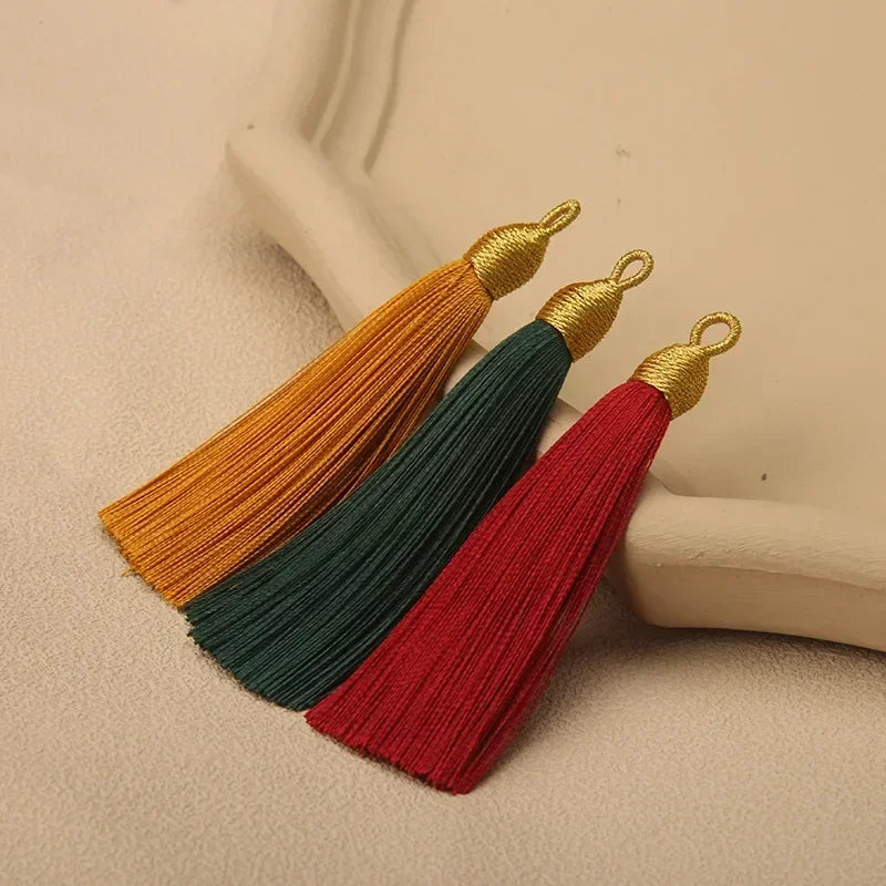 pompons colorés jaune vert rouge rose noirs anneau métallique décoration textile vêtement maison 8cm
