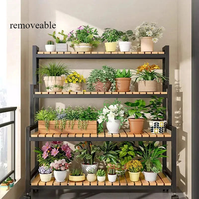 Étagère à plantes en métal et bois couleur vert sur un balcon ensoleillé