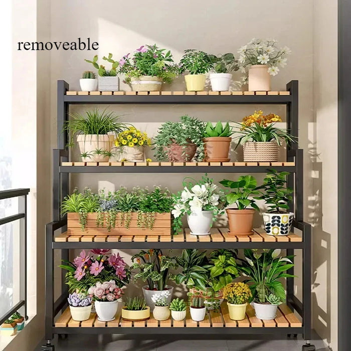 Étagère à plantes en métal et bois couleur vert sur un balcon ensoleillé