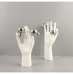 sculpture main humaine sphere argentee deco moderne blanc lisse brillante