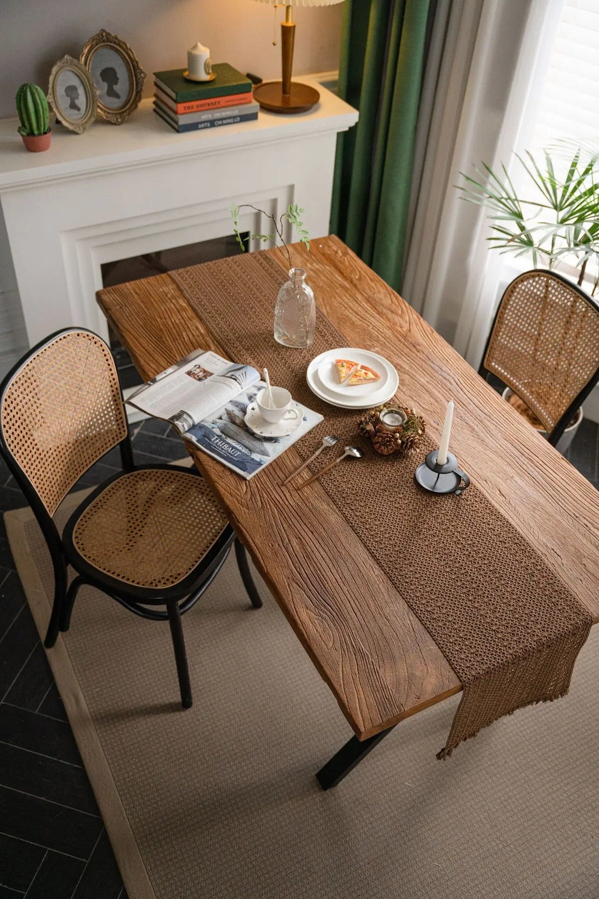 chambre coucher maison table basse solide marron clair motifs géométriques simple rustic artisanal 30x120cm
