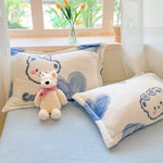 Une chambre confortable avec des oreillers et des peluches mignons, créant une atmosphère chaleureuse et apaisante.