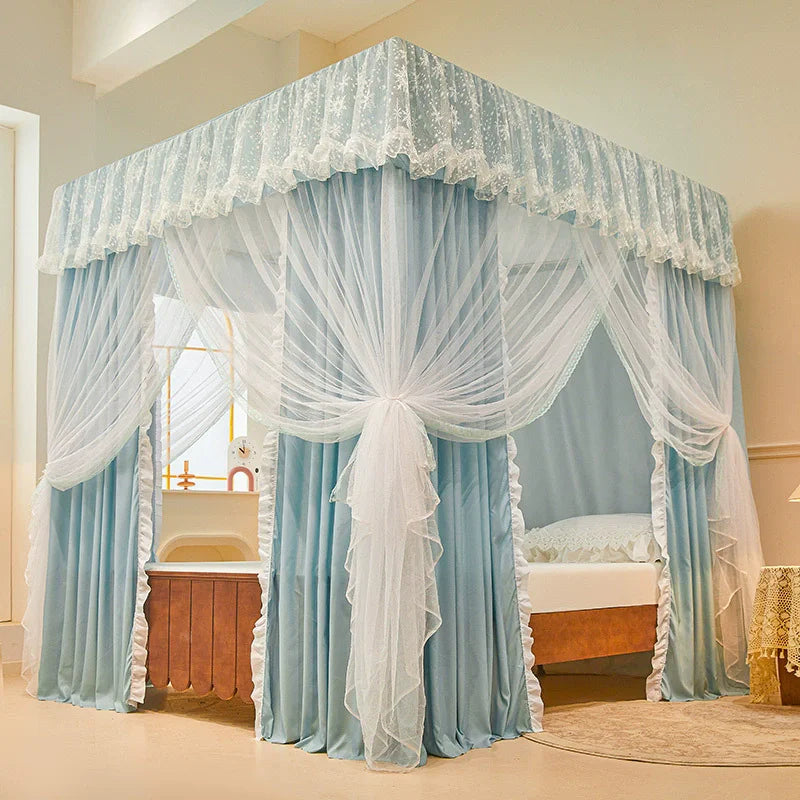 Un lit baldaquin opulent, recouvert de rideaux bleu clair et de dentelle blanche, crée une atmosphère romantique et luxueuse dans cette chambre.