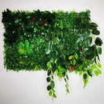 plantes artificielles vertes feuilles variées fruits rouges extérieures accrochées décoration naturelle maison exposition