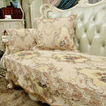 Un lit de style baroque avec des coussins ornés de motifs floraux et de dentelle décorative, créant une ambiance chaleureuse et élégante dans une pièce vintage.