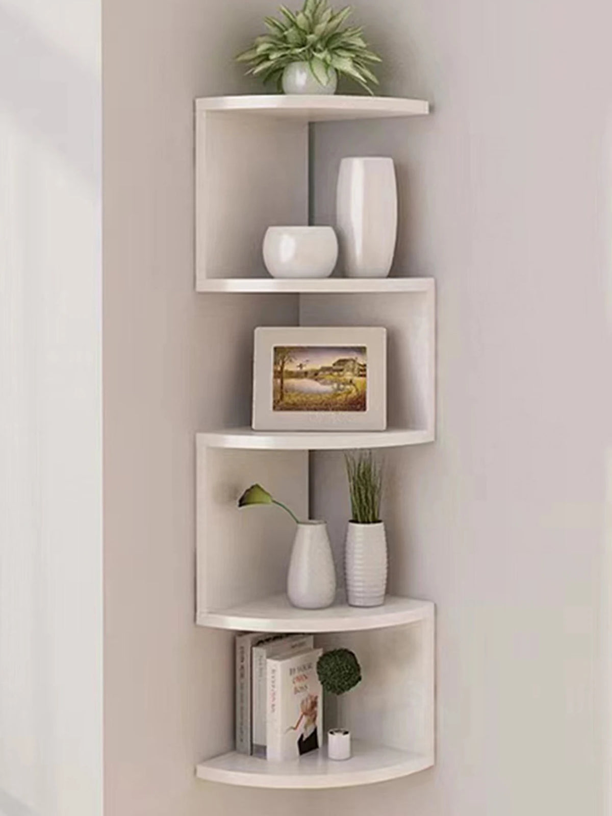 Étagère murale d'angle 5 niveaux blanche dans un salon moderne