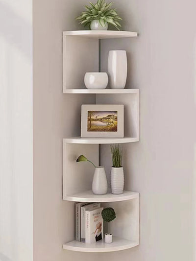 Étagère murale d'angle 5 niveaux blanche dans un salon moderne