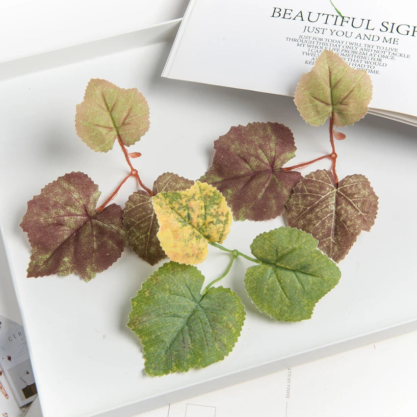 décoration extérieure feuilles naturelles artificielles vert marron jaune veines ovales exposition festive mariage