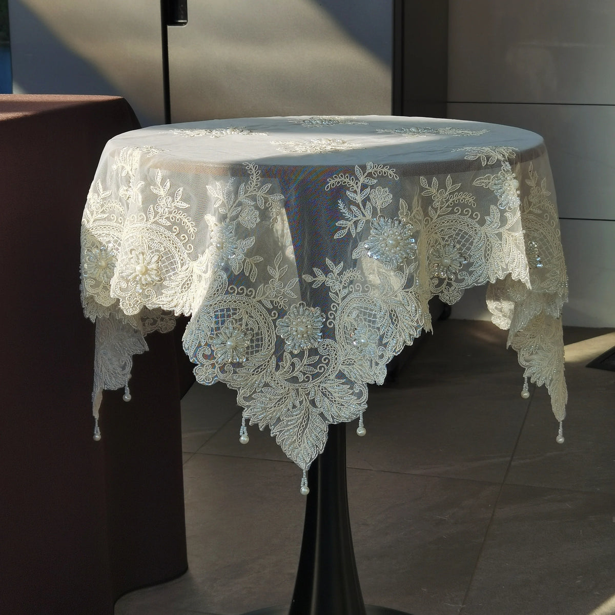 nappe dentelle transparente fleurs romantique table mariage blanc cassé beige élégante vintage floconnelle complexe