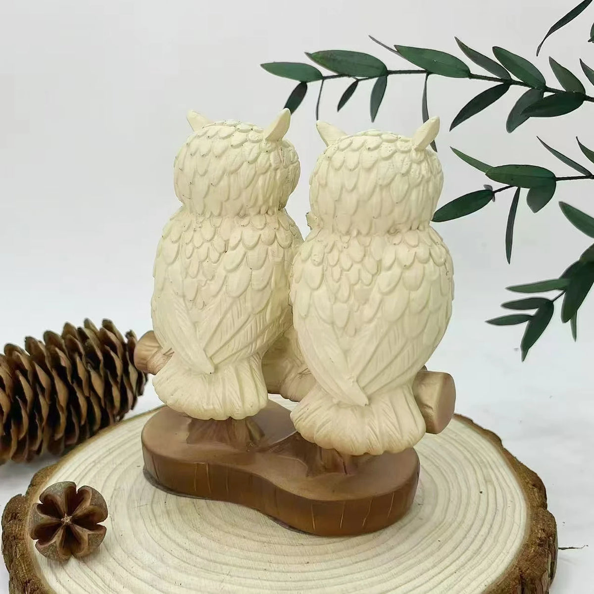 décoration maison sculpture oiseau plumes détaillées yeux dorés blanc brun artisanal réaliste