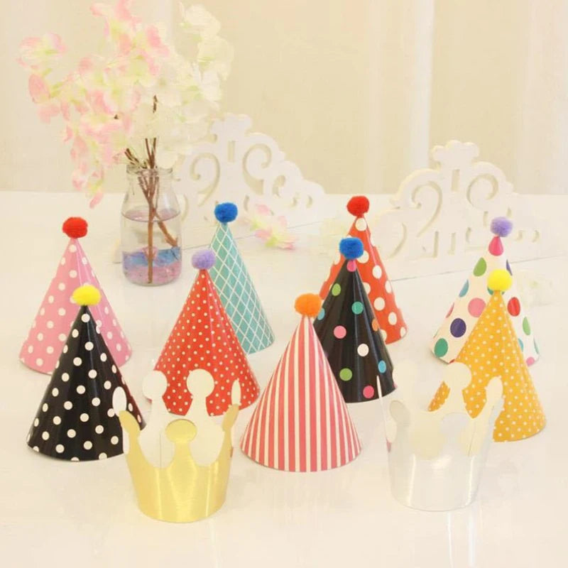 chapeaux fête anniversaire pois rayures motifs géométriques noir blanc rose rouge jaune bleu festive