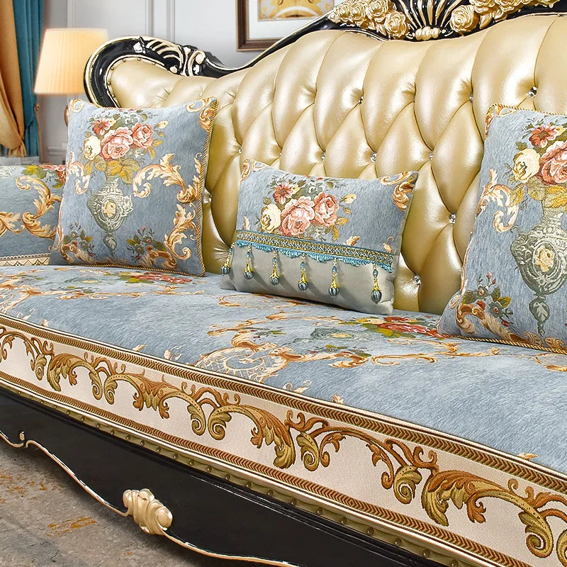 Un canapé élégant orné de coussins décoratifs de style baroque, avec des motifs floraux et des accents dorés qui ajoutent une touche de luxe et de sophistication.