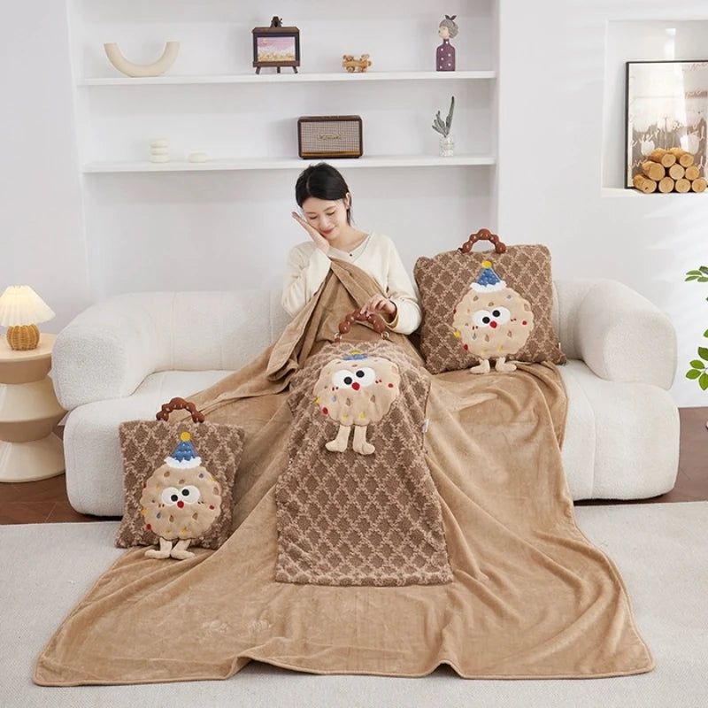 La femme souriante assise sur le canapé, entourée de coussins et d'une couverture confortable, crée une atmosphère chaleureuse et accueillante dans cette pièce décorée avec soin.