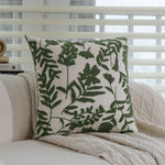 coussin vert brodé fleur motif moderne doublure blanche velours respectueux environnement dimension 45x45cm usage