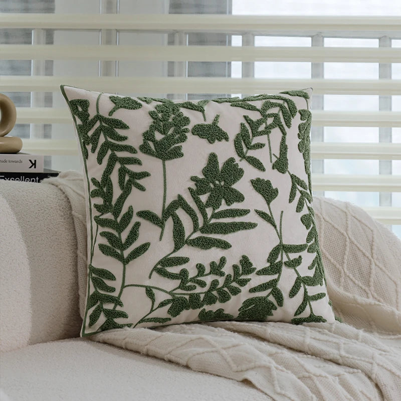 coussin vert brodé fleur motif moderne doublure blanche velours respectueux environnement dimension 45x45cm usage