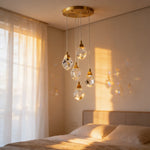 suspension lumineuse moderne transparente dorée facettes géométriques élégante leds